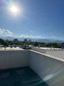 vistas a las montañas desde el techo de un edificio en Depto Barrio Bombal con cochera en Godoy Cruz