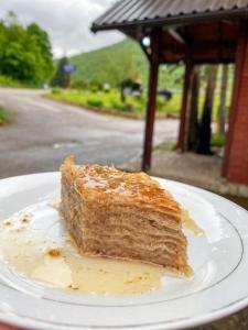 フォチャにあるApartmani Braća Kovačevićの白皿に盛られた一枚
