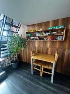 una mesa de madera y un banco en una habitación en 1 bedroom loft apartment en Zlín