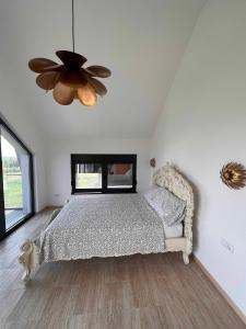 een slaapkamer met een bed en een plafondventilator bij Fruska Gora Villa Medici in Irig