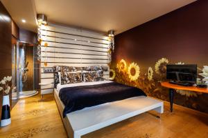 Un pat sau paturi într-o cameră la Les Fleurs Boutique Hotel