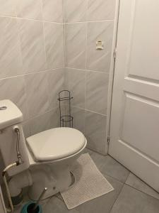 ムランにあるmaison a louer pour le jeux olimpiqueのバスルーム(白いトイレ、ドア付)