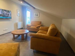 un soggiorno con un divano e un tavolo di La Maison du cèdre a Dossenheim-sur-Zinsel