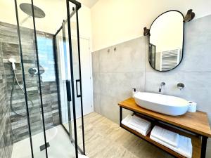 W łazience znajduje się umywalka i prysznic. w obiekcie Doina Guest House w Rzymie