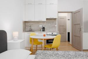 Η κουζίνα ή μικρή κουζίνα στο Quiet apartment with kitchen near the metro