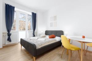 Ένα ή περισσότερα κρεβάτια σε δωμάτιο στο Quiet apartment with kitchen near the metro +6 φωτογραφίες