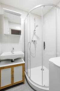 Ένα μπάνιο στο Quiet apartment with kitchen near the metro