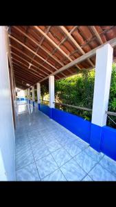 um corredor de um edifício com paredes azuis e brancas em Pousada Capitolio 02 Canoa Quebrada em Canoa Quebrada