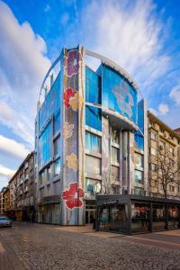 un edificio con un murale sul lato di Les Fleurs Boutique Hotel a Sofia