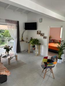 Μια τηλεόραση ή/και κέντρο ψυχαγωγίας στο Les Villas du Bambou - Villa PAPRIKA jusqu'à 6 pers