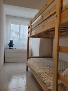 1 Schlafzimmer mit 2 Etagenbetten und einem Fenster in der Unterkunft Torrenostra de LUX in Torrenostra