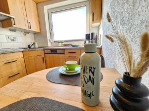 una botella de vinagre sentada en una mesa en una cocina en Neu BusinessApp in zentraler Lage mit 3 Schlafzimmern für Geschäftsreisende Pendler und Familien Nähe SZ See, en Salzgitter