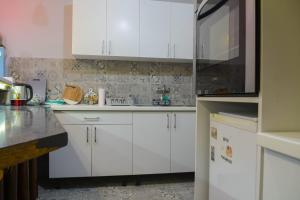 Kuchyň nebo kuchyňský kout v ubytování White Arrow Apartment