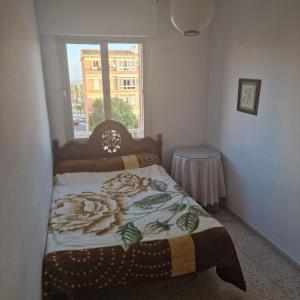 ein kleines Schlafzimmer mit einem Bett und einem Fenster in der Unterkunft luxe in Motril