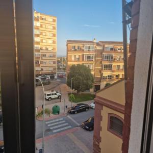 einen Blick aus dem Fenster einer Straße mit Gebäuden in der Unterkunft luxe in Motril