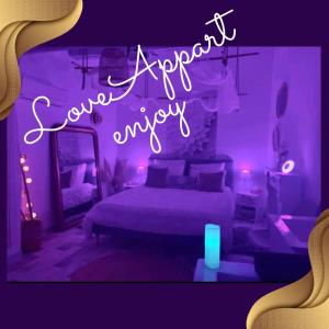 een paarse slaapkamer met een bed en een bord met sympathie bij Love Appart Balnéo Jacuzzi Romantique Insolite in Le Barroux