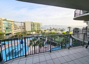 奥兰治比奇Charming 2bd/2ba w/ Bay View, Pool w/ Lazy River的享有游泳池和建筑景致的阳台