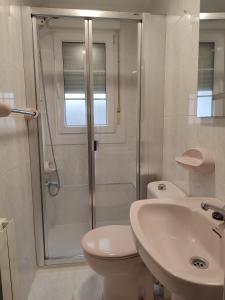 a bathroom with a shower and a toilet and a sink at Vive el puerto con párking privado GRATUITO!!! in Mundaka
