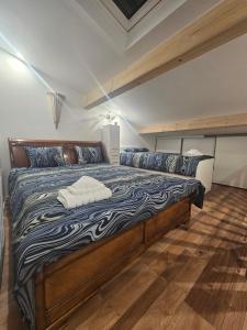una camera con un grande letto e pavimenti in legno di ATLANTIS a Le Fousseret