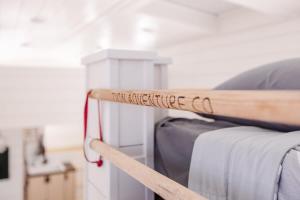Posteľ alebo postele v izbe v ubytovaní The Narrows Tiny Home