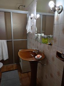 a bathroom with a sink and a mirror at RESIDENCIA-UNIV in Ciudad del Este