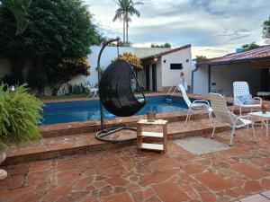 a swimming pool with a tire in a yard at RESIDENCIA-UNIV in Ciudad del Este