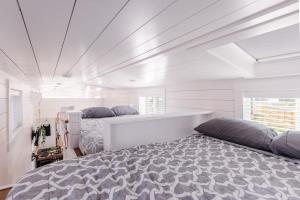 Posteľ alebo postele v izbe v ubytovaní The Narrows Tiny Home