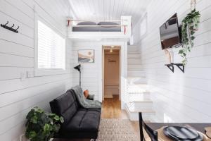 Televízia a/alebo spoločenská miestnosť v ubytovaní The Narrows Tiny Home