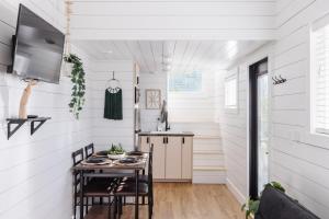 Kuchyňa alebo kuchynka v ubytovaní The Narrows Tiny Home