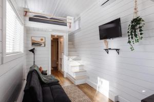 Televízia a/alebo spoločenská miestnosť v ubytovaní The Narrows Tiny Home