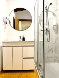 a bathroom with a shower and a mirror at Quinta do Nobre in Marialva