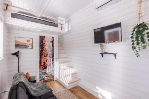 Televízia a/alebo spoločenská miestnosť v ubytovaní The Narrows Tiny Home