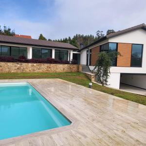 una piscina frente a una casa en Dorneda 57 en Oleiros