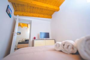 シラクーサにあるCasa Martinaの木製の天井のベッドルーム1室(ベッド1台付)