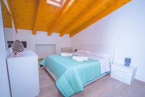 シラクーサにあるCasa Martinaの木製の天井が特徴のベッドルーム1室(ベッド1台付)