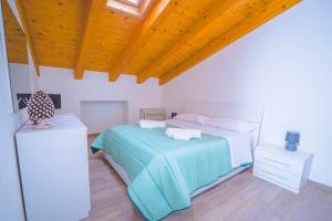 1 dormitorio con cama y techo de madera en Casa Martina, en Siracusa