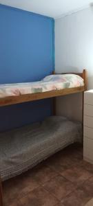 um quarto com 2 beliches num quarto em Departamento 2 habitaciones em Concepción del Uruguay