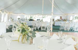 uma tenda branca com mesas com copos e flores em Echo Lake Inn em Tyson