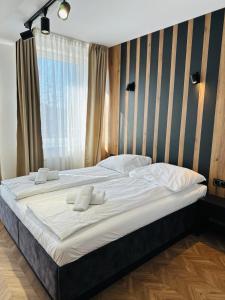 duże łóżko w pokoju z oknem w obiekcie Apartamenty Planeta 212 Mielno centrum 100 m do morza w mieście Mielno