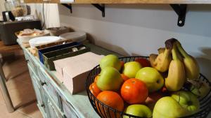 una cesta de fruta en una barra en una cocina en La Posada de la Gula, en Jarandilla de la Vera