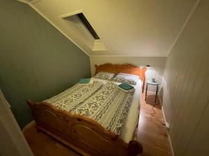 Dormitorio pequeño con cama en el ático en Bakkebo Rampestreken en Åndalsnes
