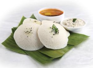 three rolls on a green leaf with a dipping sauce at Mountain View Villa in Mukkam