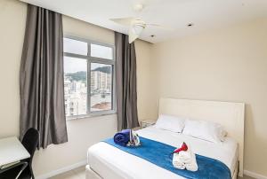 une chambre avec un lit avec deux animaux en peluche dessus dans l'établissement Flamengo Soul - 4 Hóspedes, Privacidade e Conforto, à Rio de Janeiro