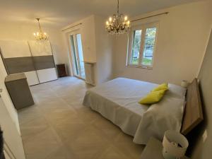 una camera da letto con un letto con un cuscino giallo di Villa Anastasye Your Lakefront Vacation Rental a Predore