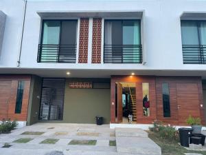 Casa blanca con ventanas negras y patio en Casa Cielo, en Puerto Vallarta