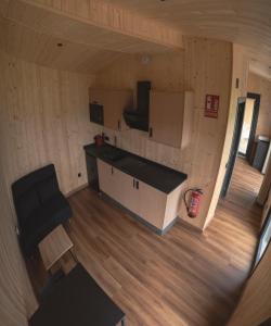 una vista aérea de una cocina en una casa pequeña en Cabañas O Recuncho do Sor, en O Barqueiro