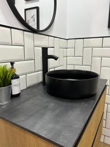 ein schwarzes Waschbecken auf der Theke im Bad in der Unterkunft Apartamento Pura Vida in Córdoba + 23 Fotos