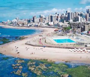 uma vista para uma praia com uma cidade ao fundo em Cantinho acolhedor da Manu em Salvador