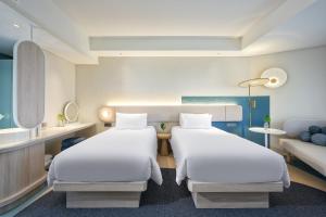 Кровать или кровати в номере Centara Karon Resort Phuket - SHA Extra Plus