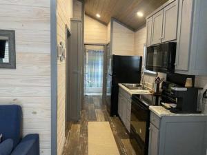 uma pequena cozinha com um frigorífico e um fogão em Surf City 2BR Park Home with Waterfront View and Parking em Surf City